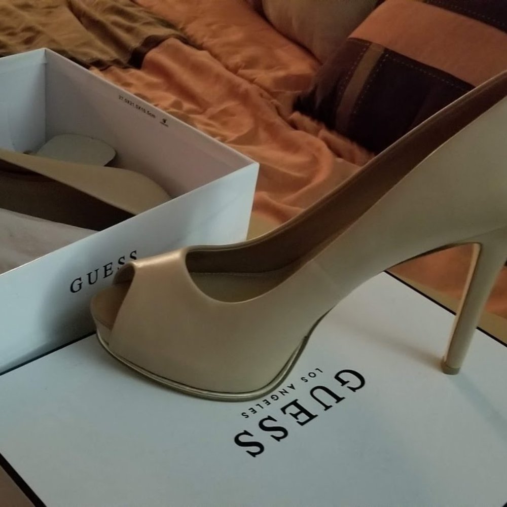 GUESS PUMPS